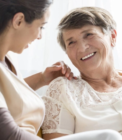 Assistente Familiare che accudisce una nonna